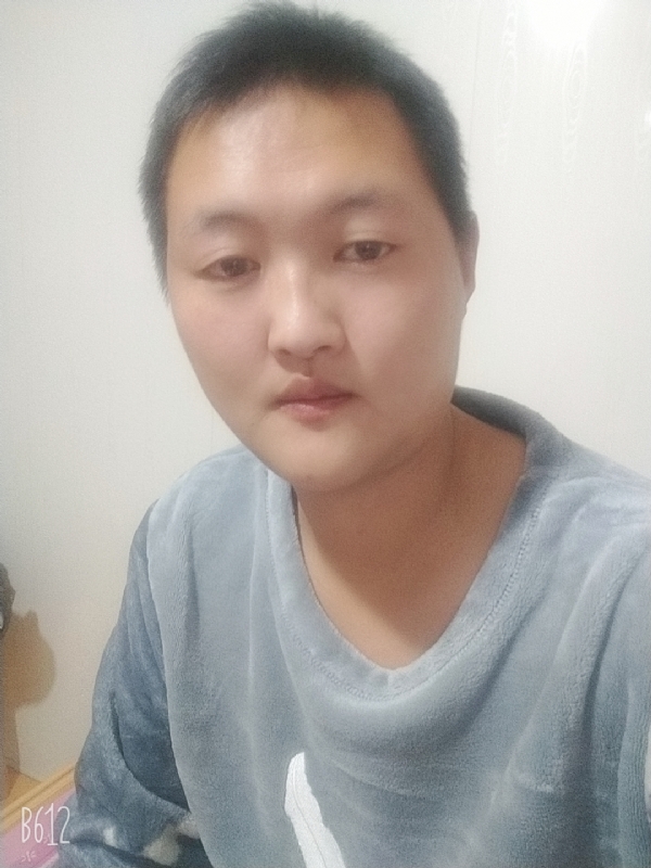 烟圈里透着伤的第二张照片--保定相亲服务中心