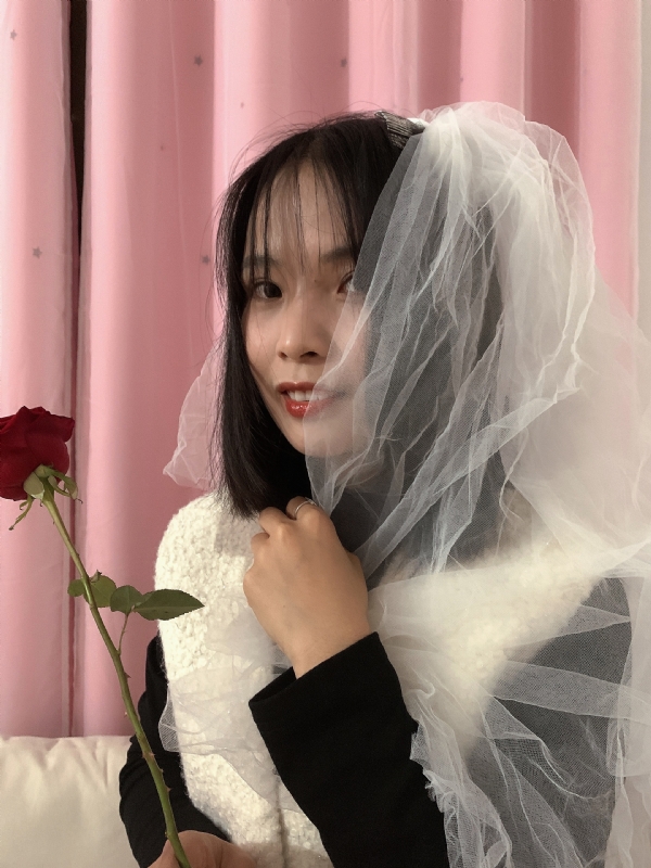 持紫菜包饭的女孩的第一张照片--保定相亲服务中心