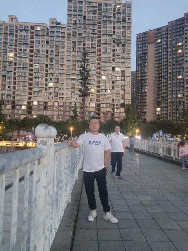 寂寞的男人的第一张照片--保定相亲服务中心